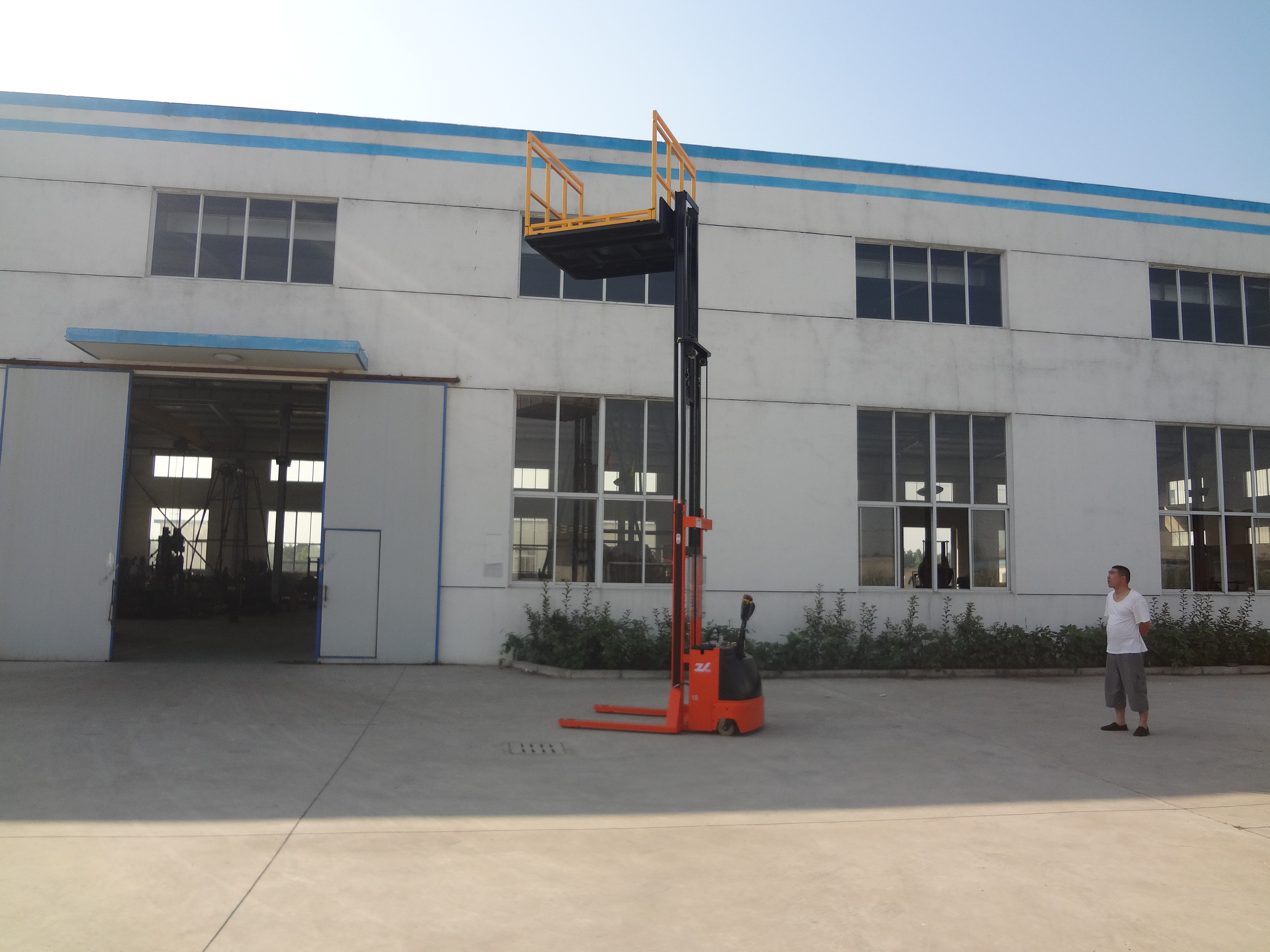 平臺(tái)式全電動(dòng)堆高車 平臺(tái)式全電動(dòng)堆高車